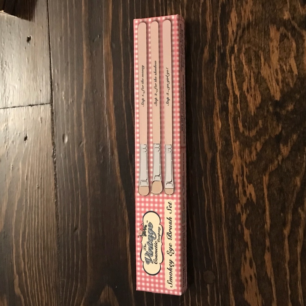 New, never used Vintage Smokey Eye Brush Set